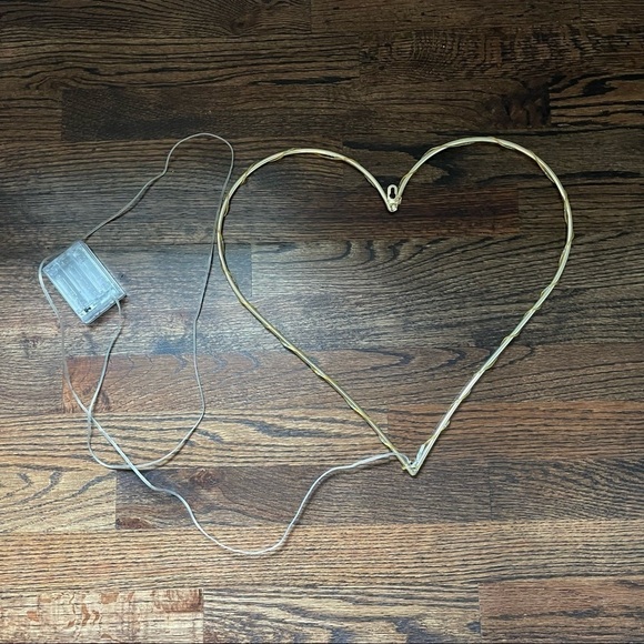 Gold heart shaped neon sign - Picture 1 of 3